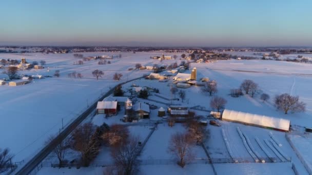 从空中看亚米什农场和乡间被无人机看到的降雪后的清晨日出 — 图库视频影像