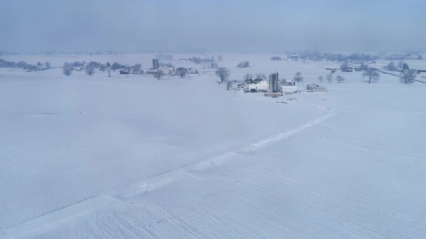 Letecký Pohled Časný Ranní Úsvit Sněhovém Pádu Amish Farm Land — Stock video