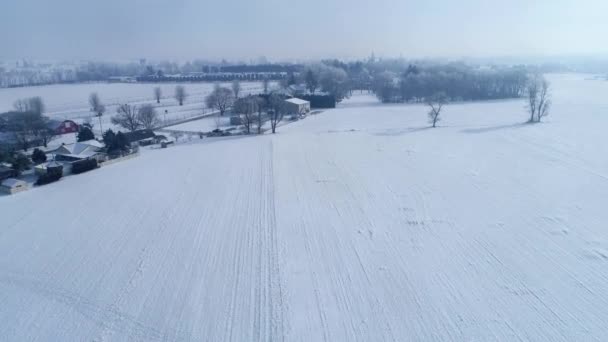 从空中看亚米什农场和乡间被无人机看到的降雪后的清晨日出 — 图库视频影像