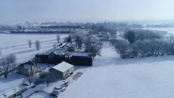 从空中看亚米什农场和乡间被无人机看到的降雪后的清晨日出 — 图库视频影像