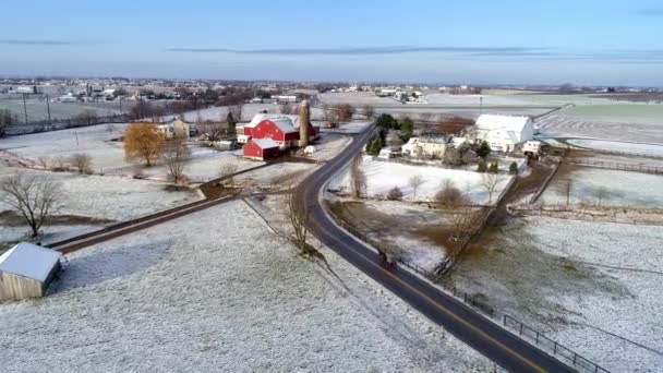 Amish Kırsalının Hava Görüntüsü Bir Arabası Sabahın Erken Saatlerinde Yolda — Stok video