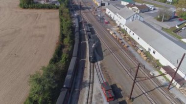 Çoklu antika hava görüntüsü tren istasyonunda buhar makinelerini tamir etti duman üfleyerek etrafta dolaştı.