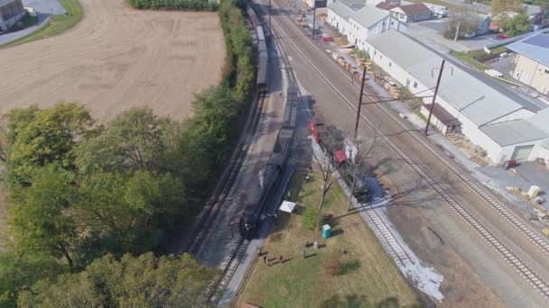 電車の庭で複数のアンティークの復元蒸気機関の空中ビュー煙を吹いて動き回る蒸し — ストック動画