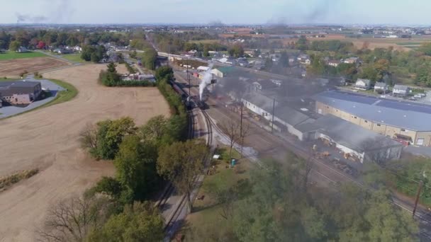 電車の庭で複数のアンティークの復元蒸気機関の空中ビュー煙を吹いて動き回る蒸し — ストック動画