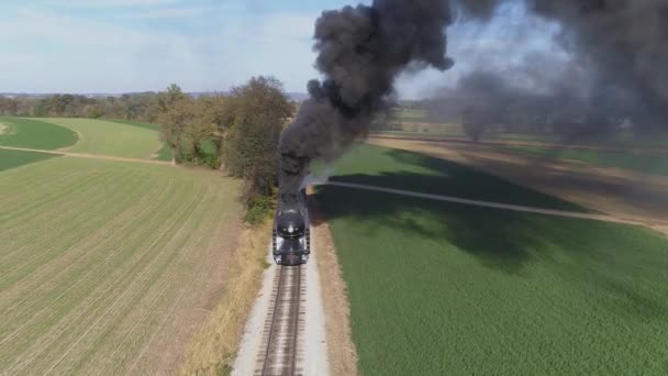 Letecký Pohled Starožitný Obnovený Parní Stroj Farmách Foukající Černý Kouř — Stock video