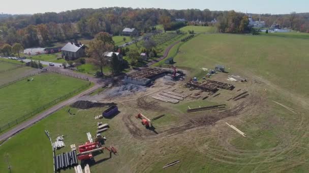 Luftaufnahme Einer Alten Fachwerkscheune Die Umgebaut Und Restauriert Wird Drohne — Stockvideo