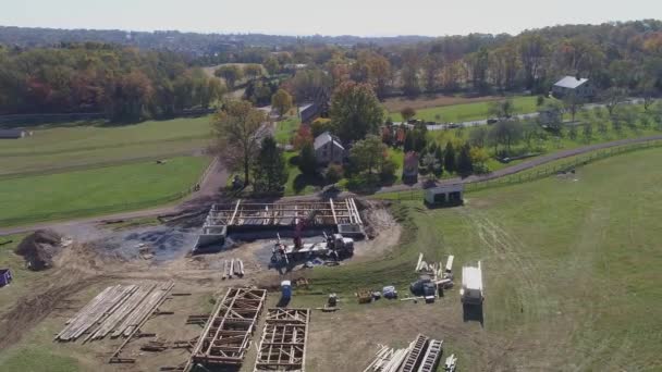 重建和修复一个旧木架谷仓的空中景观 — 图库视频影像
