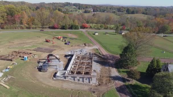 重建和修复一个旧木架谷仓的空中景观 — 图库视频影像