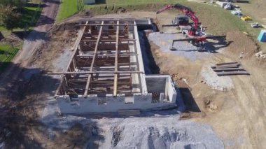 Eski bir ahşap çerçeve ambarının hava görüntüsü yeniden inşa ediliyor ve insansız hava aracı inşaat alanının kapanma açısını kapatıyor.