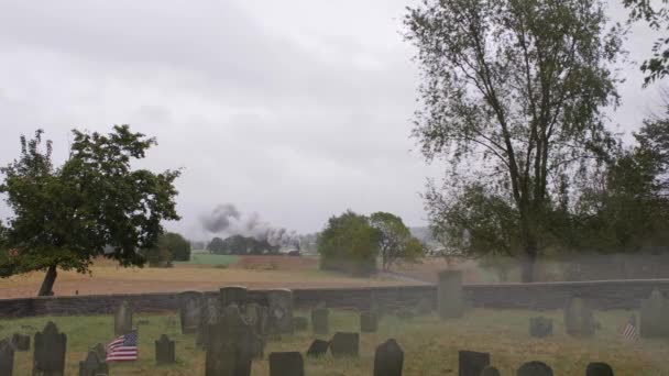 Antik Ångtåg Reser Genom Landsbygden Blåser Rök Och Ånga Regnig — Stockvideo