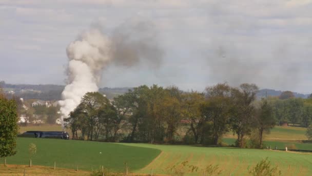 Starožitný Parní Vlak Projíždějící Krajinou Foukající Kouř Páru Slunečného Podzimního — Stock video