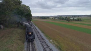 Strasburg, Pennsylvania, Ekim 2019 - Siyah Duman ve Beyaz Buharlı Buharlı Buharlı Bir Yük Treninin Hava Görüntüsü