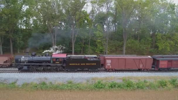 ペンシルベニア州ストラスバーグ 2019年10月 蒸気機関車の旅客列車の空中ビュー煙と蒸気で蒸気貨物列車を通過する側面をゆっくりと引く — ストック動画