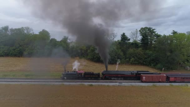 ペンシルベニア州ストラスバーグ 2019年10月 黒い煙と蒸気で貨物列車をバックアップする2両の蒸気機関車の空中側ビュー — ストック動画