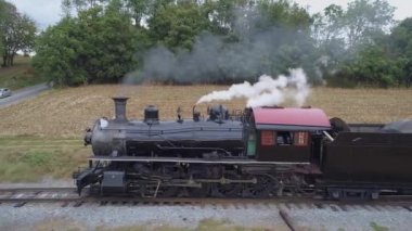 Buharlı Lokomotif Treninin Hava Kapanışı Yavaşça Duman ve Buharla Yandan Çekiliyor