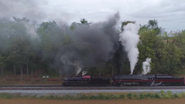 Vista Lateral Aérea Dos Locomotoras Vapor Doble Cabecera Tren Carga — Vídeos de Stock