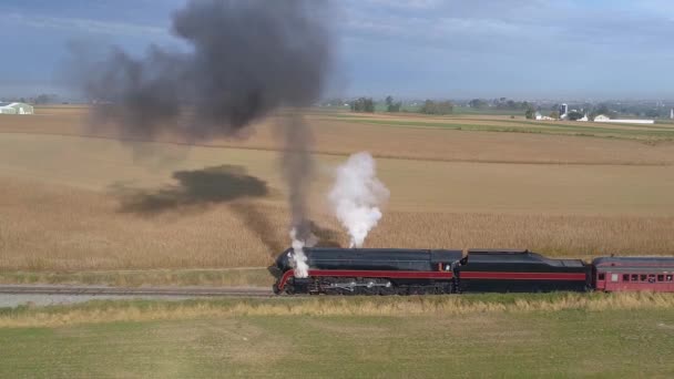 Luftaufnahme Einer Restaurierten Dampfmaschine Die Einem Sonnigen Tag Dampf Und — Stockvideo