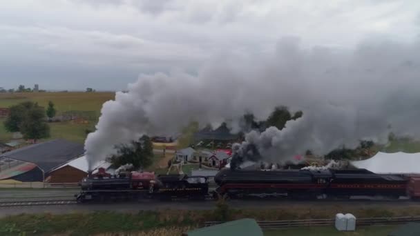 2019年10月 宾夕法尼亚 斯特拉斯堡 两个蒸汽机车双头与黑烟和蒸汽机车的空中侧视图 — 图库视频影像