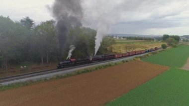 Strasburg, Pennsylvania, Ekim 2019 - İki Buharlı Lokomotifin Hava Açı Manzarası Kara Duman ve Buharlı Bir Yük Treni Başlığı