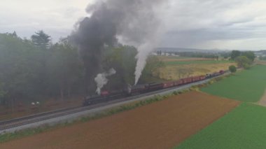 Strasburg, Pennsylvania, Ekim 2019 - İki Buharlı Lokomotifin Hava Açı Manzarası Kara Duman ve Buharlı Bir Yük Treni Başlığı