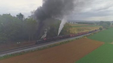 Strasburg, Pennsylvania, Ekim 2019 - İki Buharlı Lokomotifin Hava Açı Manzarası Kara Duman ve Buharlı Bir Yük Treni Başlığı