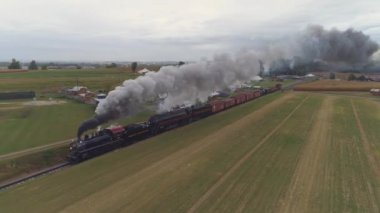 Strasburg, Pennsylvania, Ekim 2019 - İki Buharlı Lokomotifin Havadan Bakış açısı Kara Duman ve Buharla Hız Yapan Bir Yük Treni İkili Başlığı