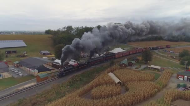 2019年10月 宾夕法尼亚 斯特拉斯堡 两个蒸汽机车双头飞行的空中角度视图 — 图库视频影像