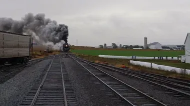 Strasburg, Pennsylvania, Ekim 2019 - Yağmurlu bir günde Duman ve Buharla Yard 'a Çekilen Buharlı Lokomotifin Görünüşüne Yönelik