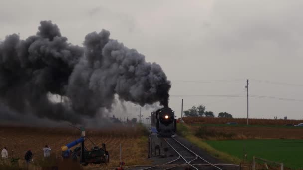 ペンシルベニア州ストラスバーグ 2019年10月 雨の日に煙と蒸気でヤードに貨物を引く蒸気機関車の眺めに向かう — ストック動画