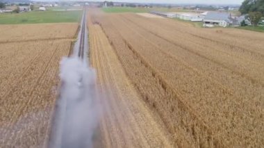 Strasburg, Pennsylvania, Ekim 2019 - Yenilenmiş bir buhar makinesinin arkası ve manzarası, traktörlü antika yolcu arabalarını çekerken, buhar ve duman üflerken,