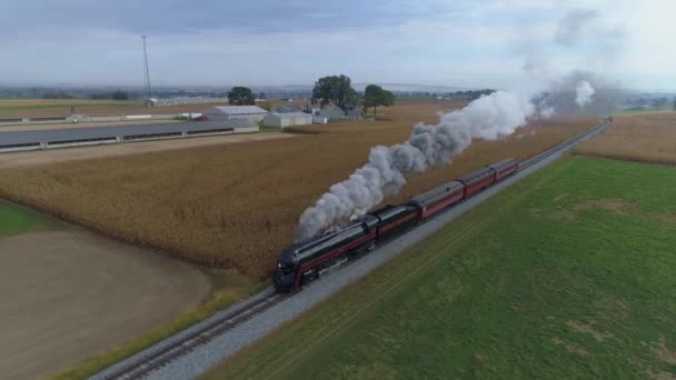 2019年10月 宾夕法尼亚 斯特拉斯堡 空中俯瞰一个N W蒸汽机在拖客车穿过玉米地的过程中喷出蒸汽和烟雾 这需要收获农田的景象 — 图库视频影像
