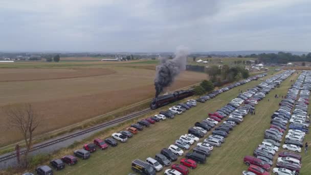2019年10月 宾夕法尼亚斯特拉斯堡 在阳光灿烂的日子里 一个N W蒸汽机在拉动客车时喷出蒸汽和烟雾的空中角度图像 — 图库视频影像