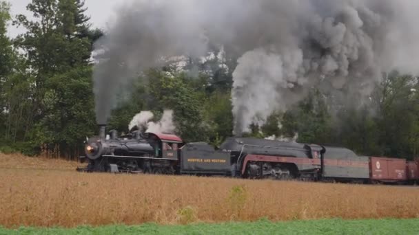 2019年10月 宾夕法尼亚 斯特拉斯堡 两个诺福克和西方国家恢复了蒸汽机双向喷出的烟雾和蒸汽沿着轨道拖着老式货车 — 图库视频影像