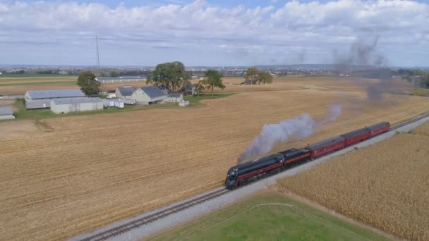 2019年10月ペンシルベニア州ストラスバーグ 農場の田舎を通る列車の前に煙と蒸気を吹いて旅する復元された蒸気機関車の空中 — ストック動画