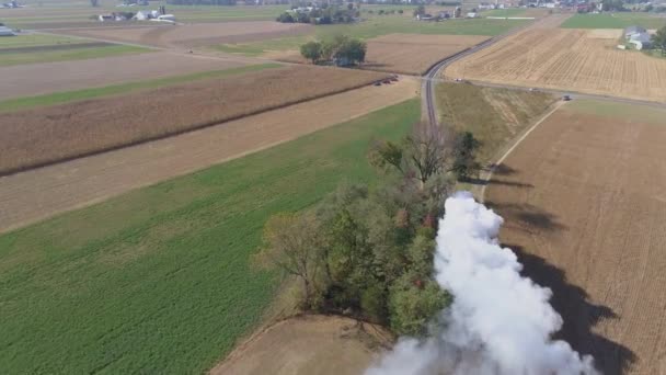 从头顶上看到的蒸汽机车喷出的烟雾和蒸汽沿着乡村行进的空中景象 — 图库视频影像