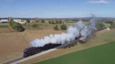 Strasburg, Pensilvanya, Ekim 2019 - Buhar ve buhar üfleyen bir trenin hava görüntüsü