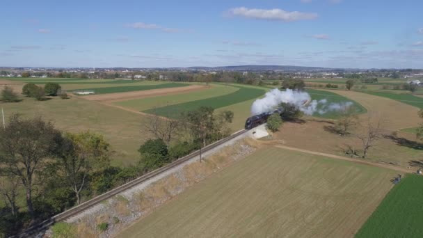 2019年10月ペンシルベニア州ストラスバーグ 田舎に沿って旅行中に煙と蒸気を吹いて接近蒸気列車の空中ビューは 列車の前に続く — ストック動画