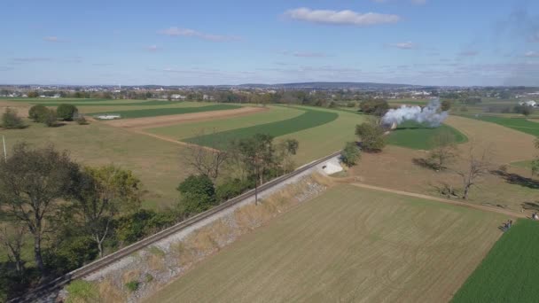 在空中俯瞰一辆驶近的蒸汽机车沿着乡村加速行驶时喷出的浓烟和蒸汽 — 图库视频影像