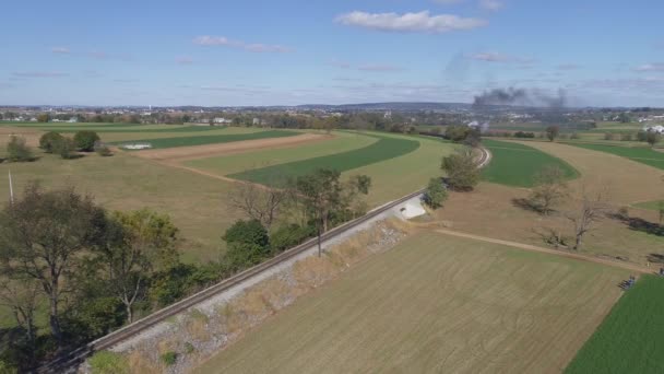 Luchtfoto Van Een Naderende Stoomtrein Die Rook Stoom Blaast Tijdens — Stockvideo