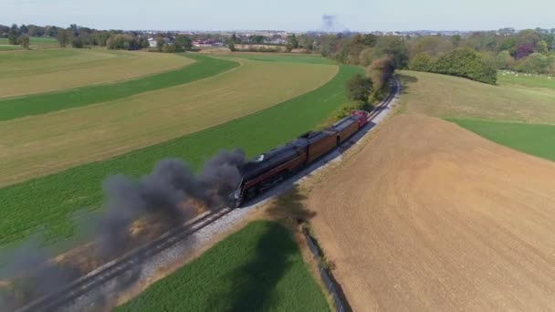 ストラスバーグ ペンシルベニア州 10月2019 黒い煙と蒸気を吹いて田舎にバックアップアンティーク復元蒸気機関車の空中ビュー — ストック動画