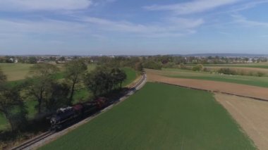 Strasburg 'da. Pensilvanya, Ekim 2019 - Buharlı lokomotifi restore eden antika hava görüntüsü kırsal alanda siyah duman ve buhar üflüyor