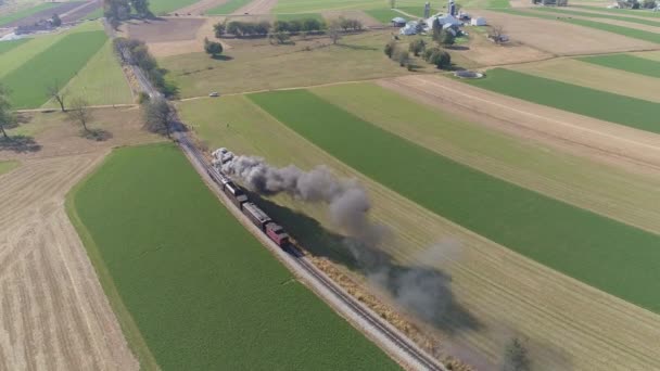 ストラスバーグ ペンシルベニア州 10月2019 美しい秋の日に黒い煙と蒸気を吹いて田舎を旅するアンティークの復元された蒸気機関車の頭上に空中 — ストック動画