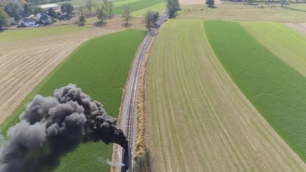 在空中俯瞰着一辆在乡间行驶的复古蒸汽机车 它喷出了黑烟和蒸汽 停了下来 — 图库视频影像