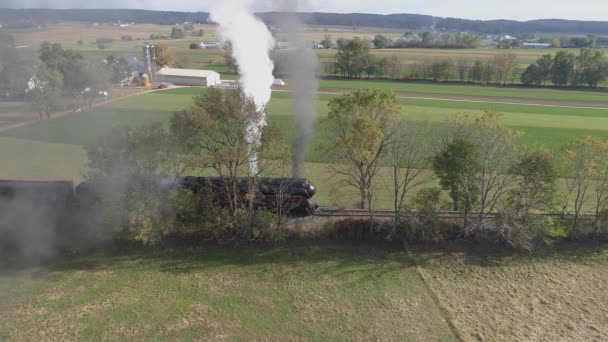 ストラスバーグ ペンシルベニア州 10月2019 黒煙と多くの蒸気を吹いて田舎で停止アンティーク復元蒸気機関車の空中側のビュー — ストック動画