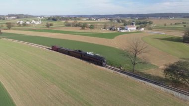 Strasburg 'da. Pensilvanya, Ekim 2019 - Buharlı lokomotifi restore eden antika hava manzaralı siyah duman ve buhar üfleme