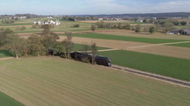 Strasburg 'da. Pensilvanya, Ekim 2019 - Buharlı lokomotifi restore eden antika hava manzaralı siyah duman ve buhar üfleme