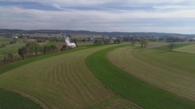 Antika bir lokomotifin hava görüntüsü, siyah duman ve buhar üfleyerek kırsal alanda seyahat etmesini sağladı.