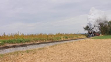 Strasburg 'da. Pensilvanya, Ekim 2019 - antika bir lokomotif tamir edildi.