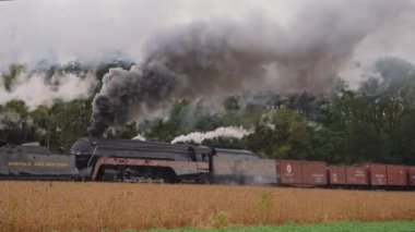 Strasburg 'da. Pennsylvania, Ekim 2019 - Buharlı lokomotifi restore eden iki antika, dumanı ve buharı üfleyerek kırsal bölgelere gidiyor.