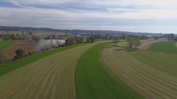 Vue Aérienne Une Ancienne Locomotive Vapeur Restaurée Voyageant Travers Campagne — Video